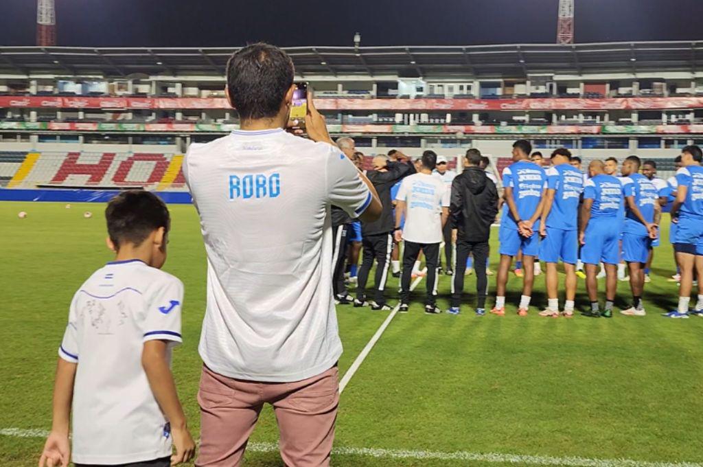 Selección de Honduras recibe visita de lujo previo al partido ante Jamaica por la Liga de Naciones de la Concacaf