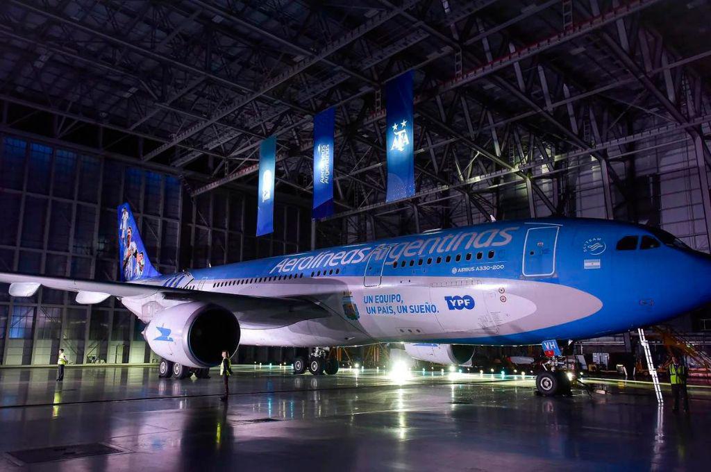 Argentina presentó el avión que llevará a la albiceleste, su familia e hinchas al Mundial de Qatar 2022.