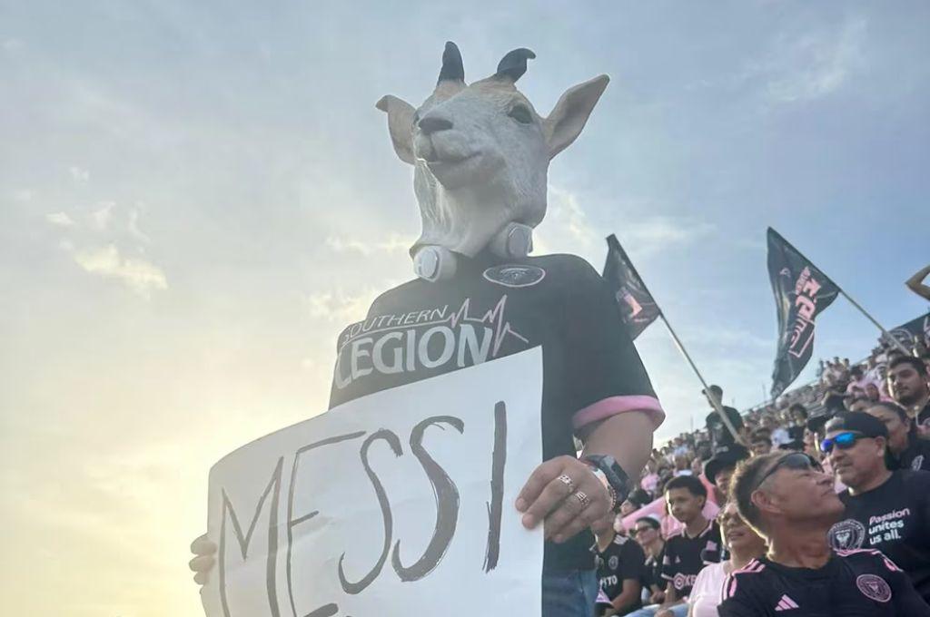 La nueva y épica celebración de Messi, el gran gesto de Leo con un niño, el fanático descalzo; y ¿con quién estuvo acompañada Antonella?