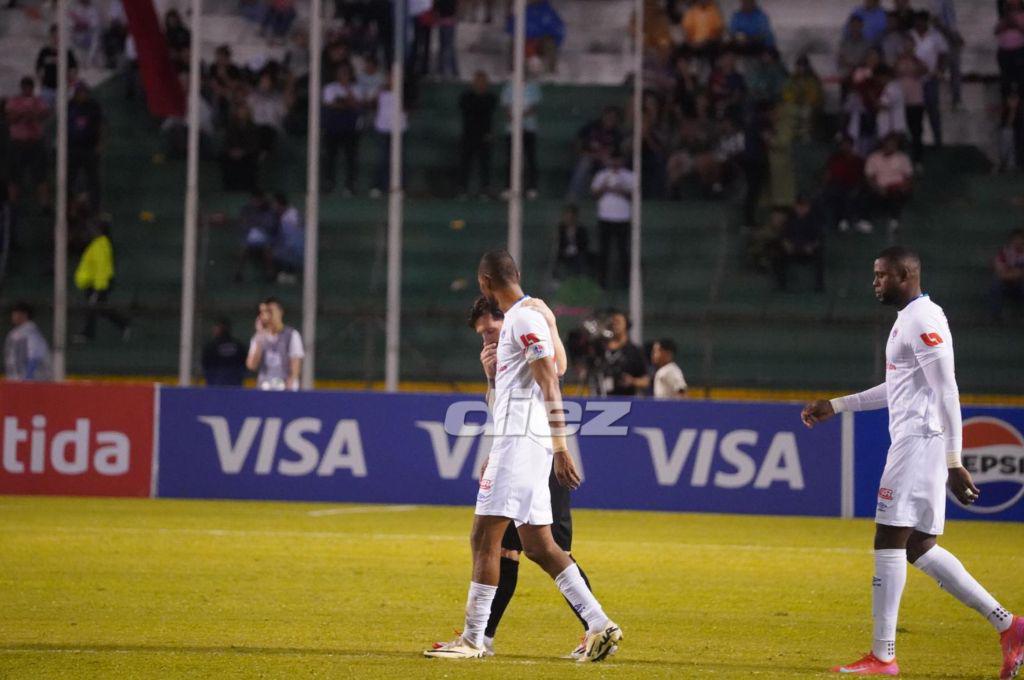 Messi anotó e hizo magia en el Olímpico: el gran gesto del argentino y los jugadores del Olimpia que ‘insistieron’ por su camisa