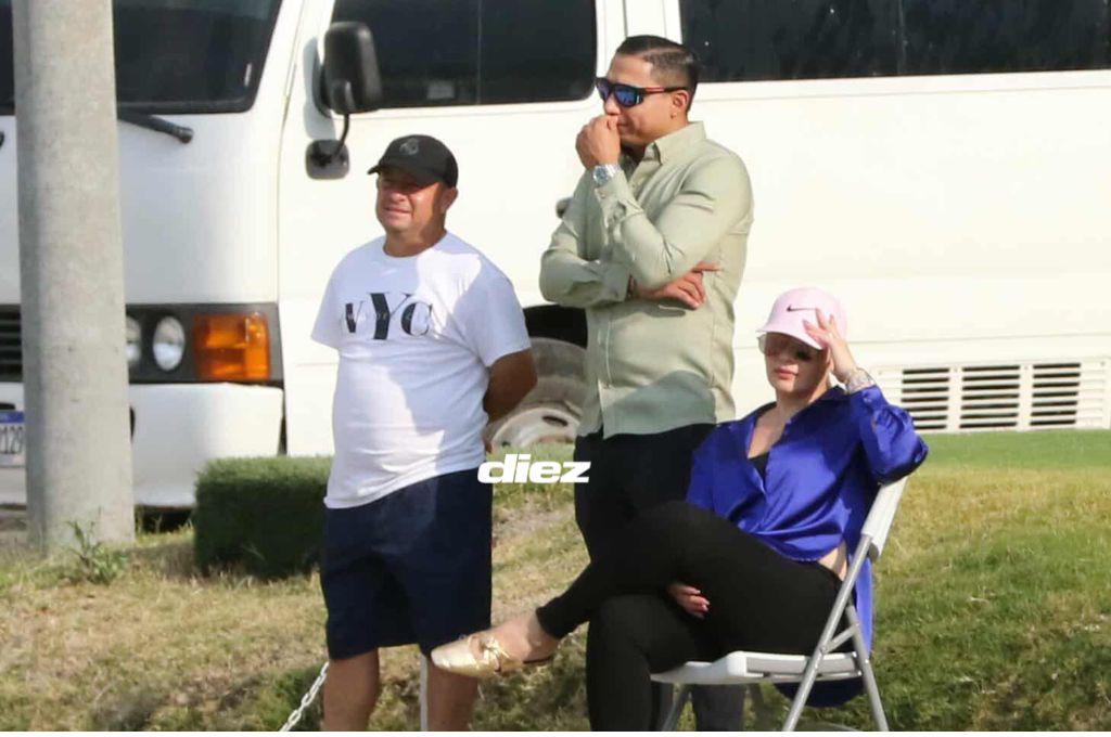 Olimpia doblega a Motagua, futbolista llega resguardado y la bella chica que engalanó el clásico