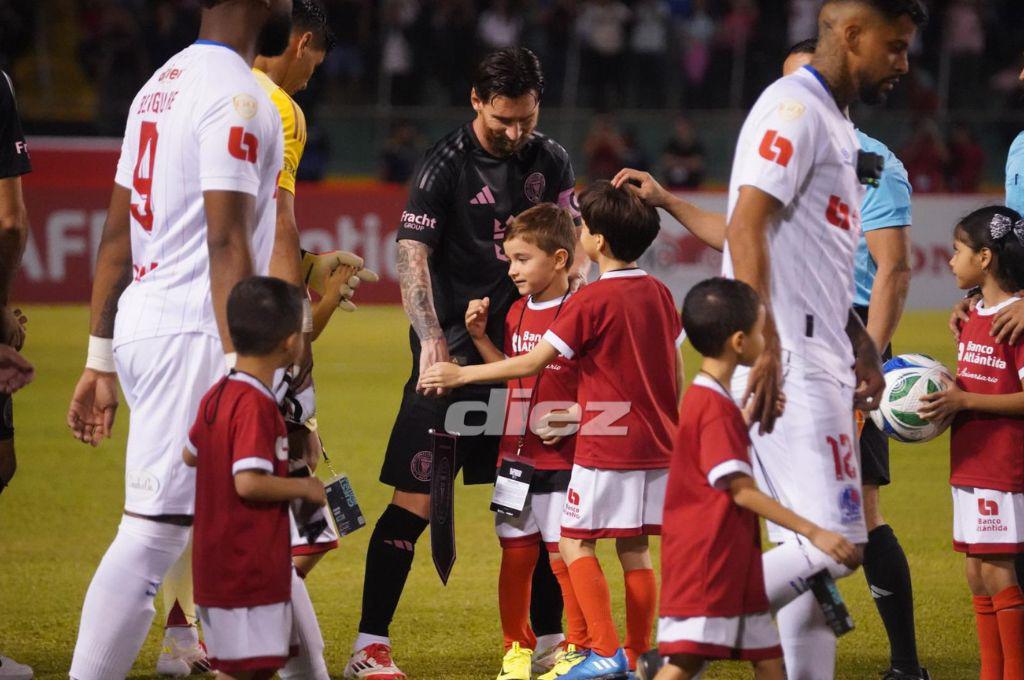 Messi anotó e hizo magia en el Olímpico: el gran gesto del argentino y los jugadores del Olimpia que ‘insistieron’ por su camisa