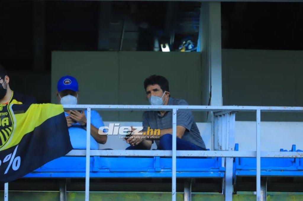 Héctor Vargas, virtual técnico del Real España, estuvo en el Morazán viendo el triunfo ante Real Sociedad
