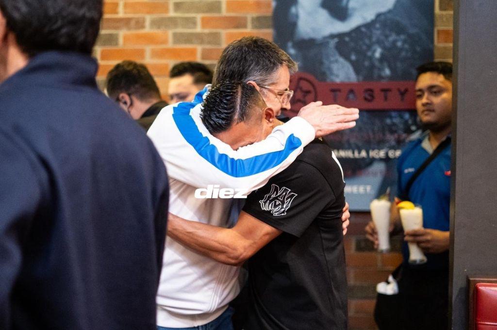 ¡Abrazo de campeón y la figura presente! Así fue la celebración íntima de la directiva y jugadores tras la conquista de la copa 40