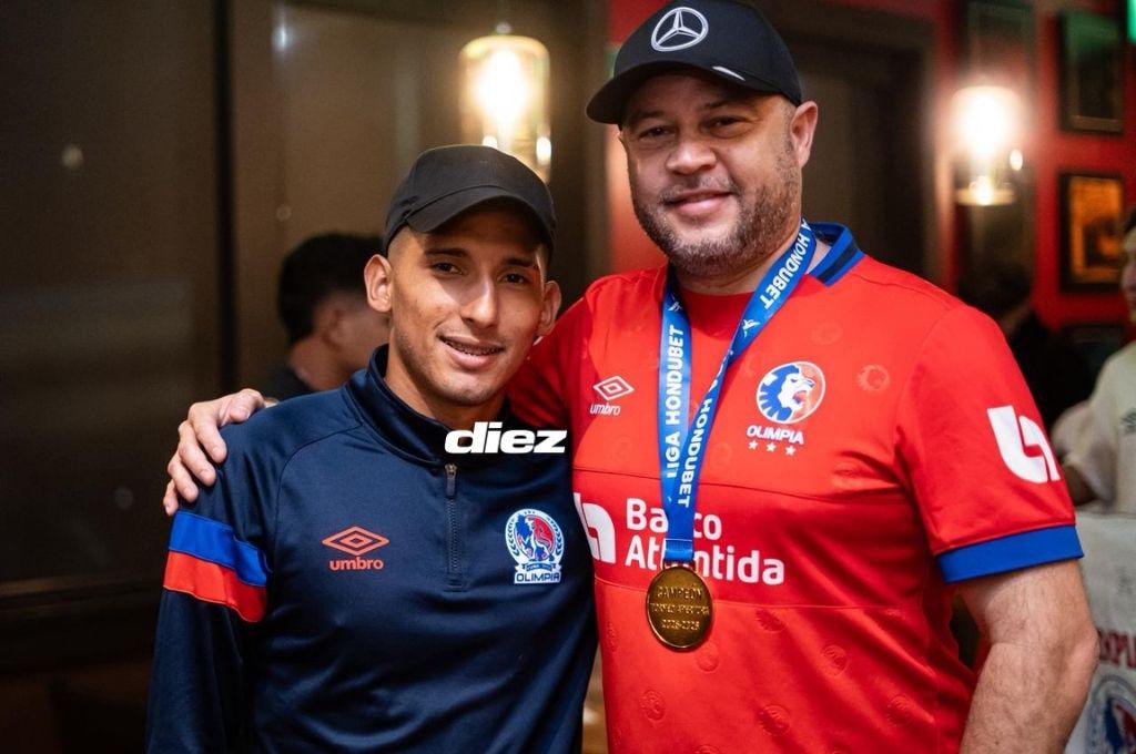 ¡Abrazo de campeón y la figura presente! Así fue la celebración íntima de la directiva y jugadores tras la conquista de la copa 40