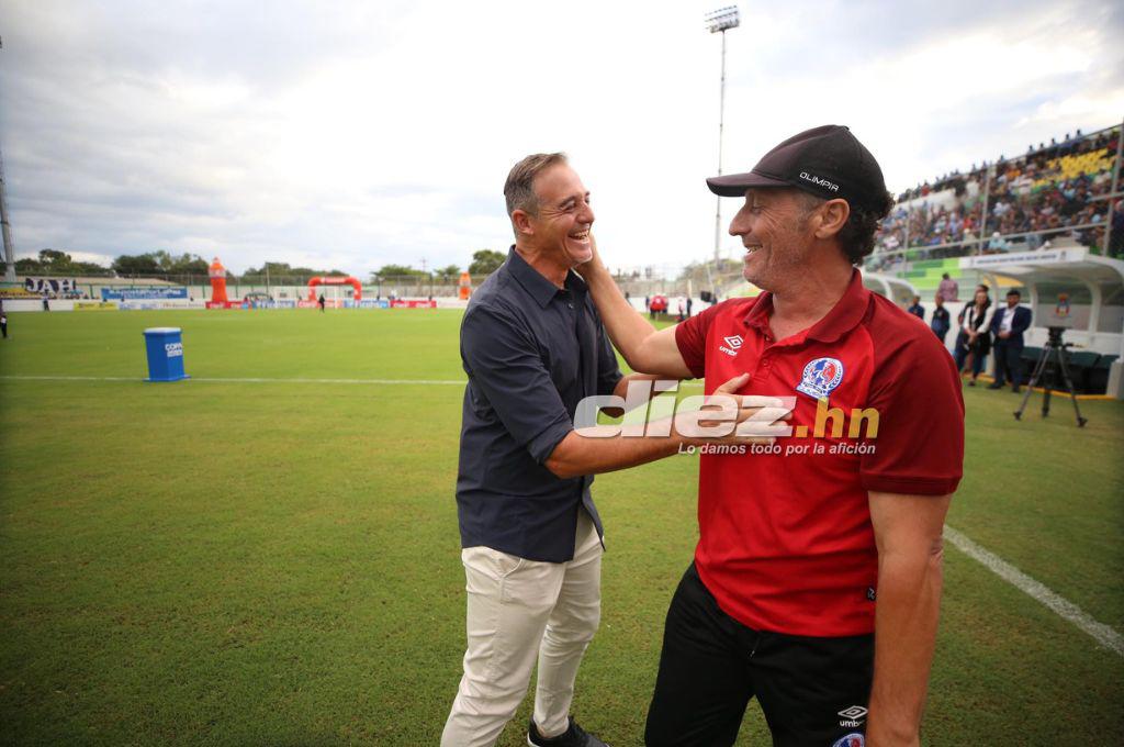 Fotos: La “Tota” Medina fue a encarar al árbitro, aficionados lanzan de todo y ¿dónde terminó viendo el juego el DT de Motagua?