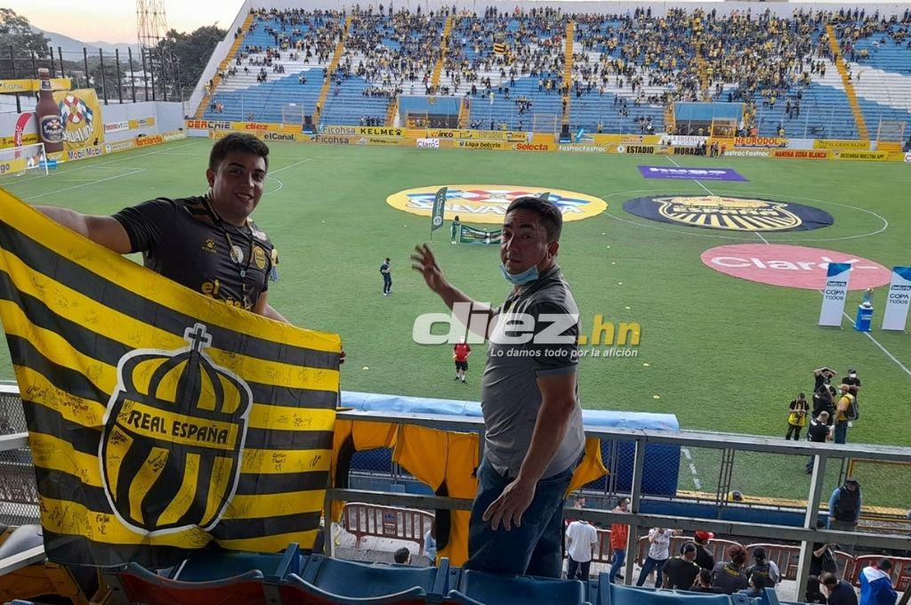 El ambiente en el interior del estadio Morazán: Pintado de amarillo y negro, pero también de blanco