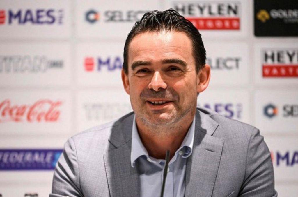 Overmars encuentra trabajo después de sus “mensajes inapropiados” a mujeres en el Ajax