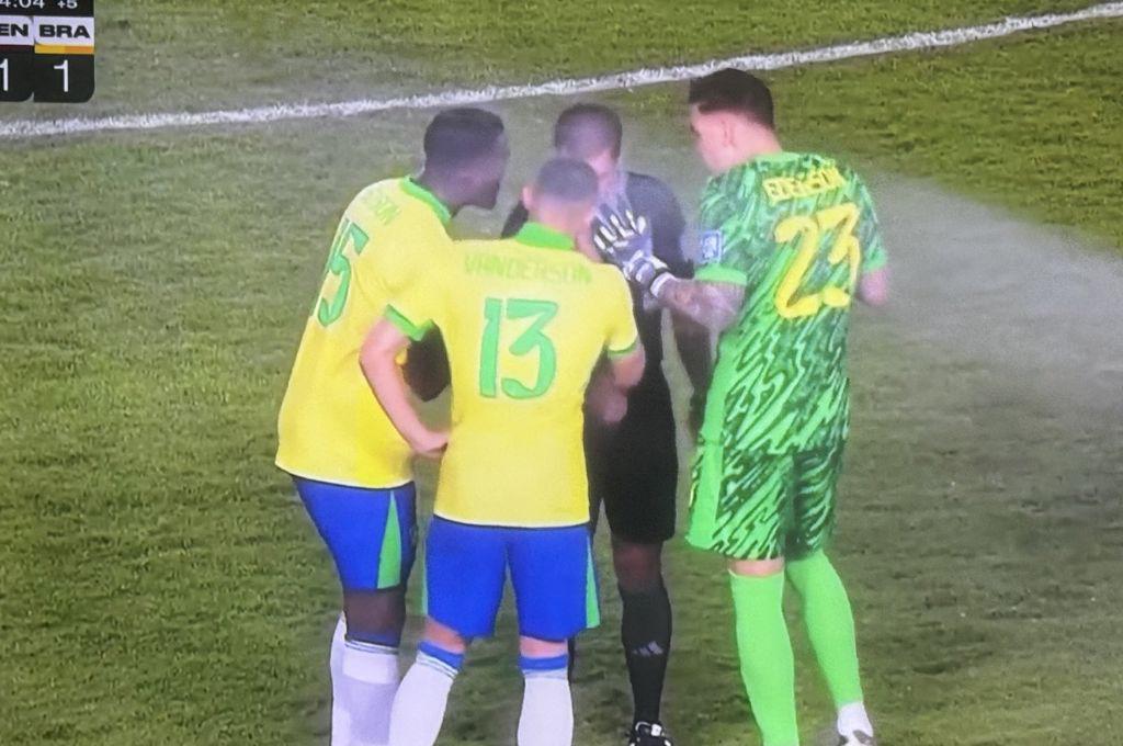 Venezuela activó una ‘trampa’ ante Brasil en pleno partido, la burla a Vinicius y la bronca que desató el enojo de Raphinha