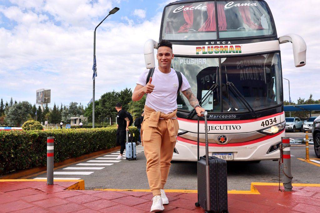 Leo Messi y sus ‘muchachos’ ya están en Argentina: El increíble mural y trapo para la ‘Pulga’ y la nueva camisa de la Albiceleste