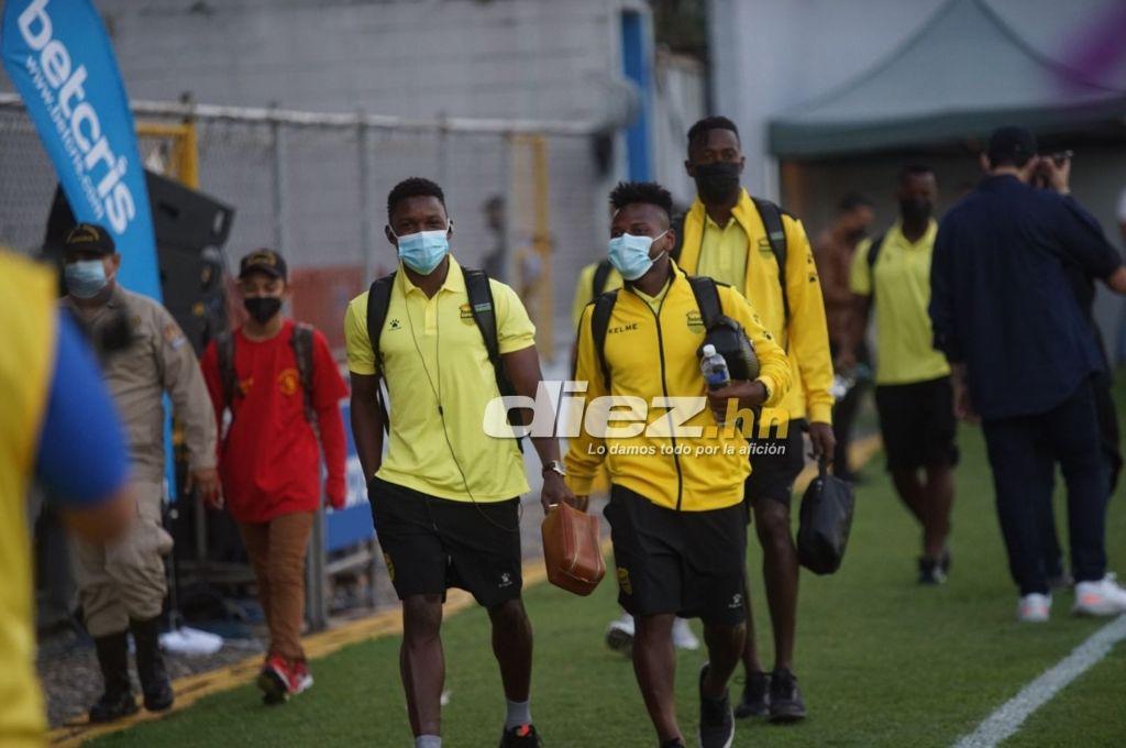 El ambiente en el interior del estadio Morazán: Pintado de amarillo y negro, pero también de blanco