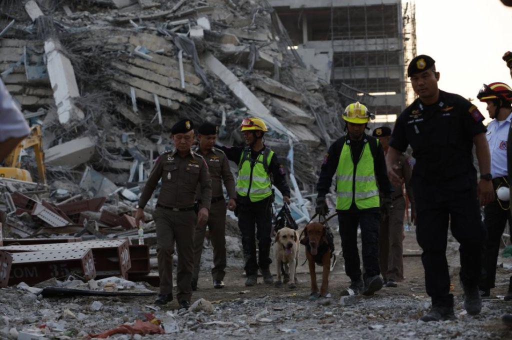 Las catastróficas imágenes del terremoto en Birmania y Tailandia: Llevamos más gente al cementerio que al hospital