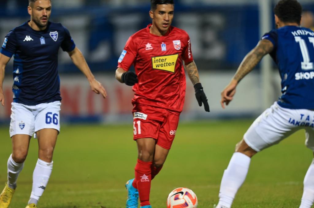 Michaell Chirinos luce el dorsal 51 con el Volos FC de Grecia.