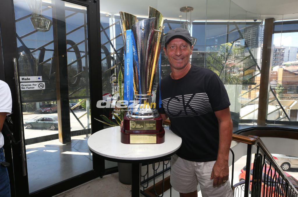 ¡Celebración de Campeón! Pedro Troglio y jugadores del Olimpia disfrutaron tras la conquista de la Copa invicta de Apertura