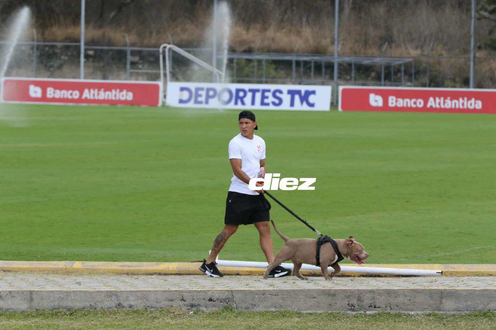 Olimpia doblega a Motagua, futbolista llega resguardado y la bella chica que engalanó el clásico