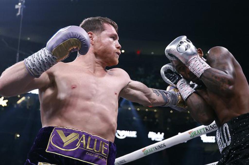 ¡Historia pura del boxeo! Canelo Álvarez derrotó al Jermell Charlo y conservó sus cinturones del peso supermediano