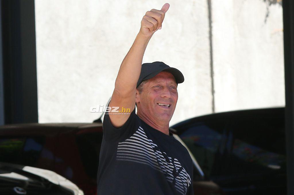 ¡Celebración de Campeón! Pedro Troglio y jugadores del Olimpia disfrutaron tras la conquista de la Copa invicta de Apertura