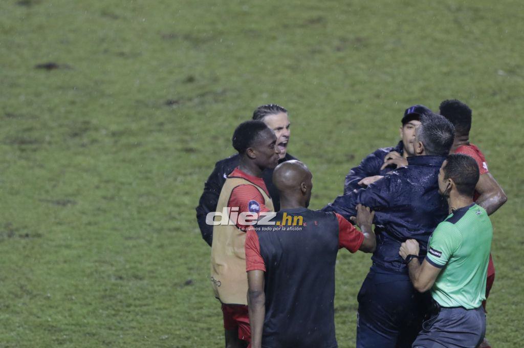 NO SE VIO EN TV: La furia de Herdman contra Diego Vázquez y los jugadores de Canadá perdiendo la cordura en el Olímpico