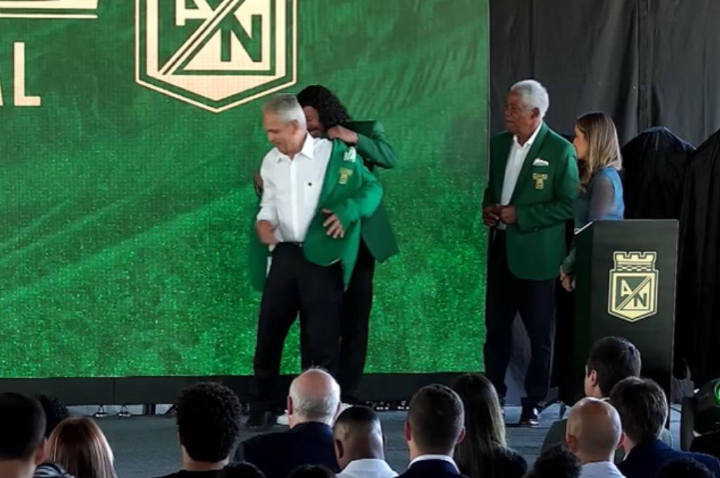 Reinaldo Rueda es sorprendido con tremendo homenaje junto a otras leyendas del Atlético Nacional de Colombia