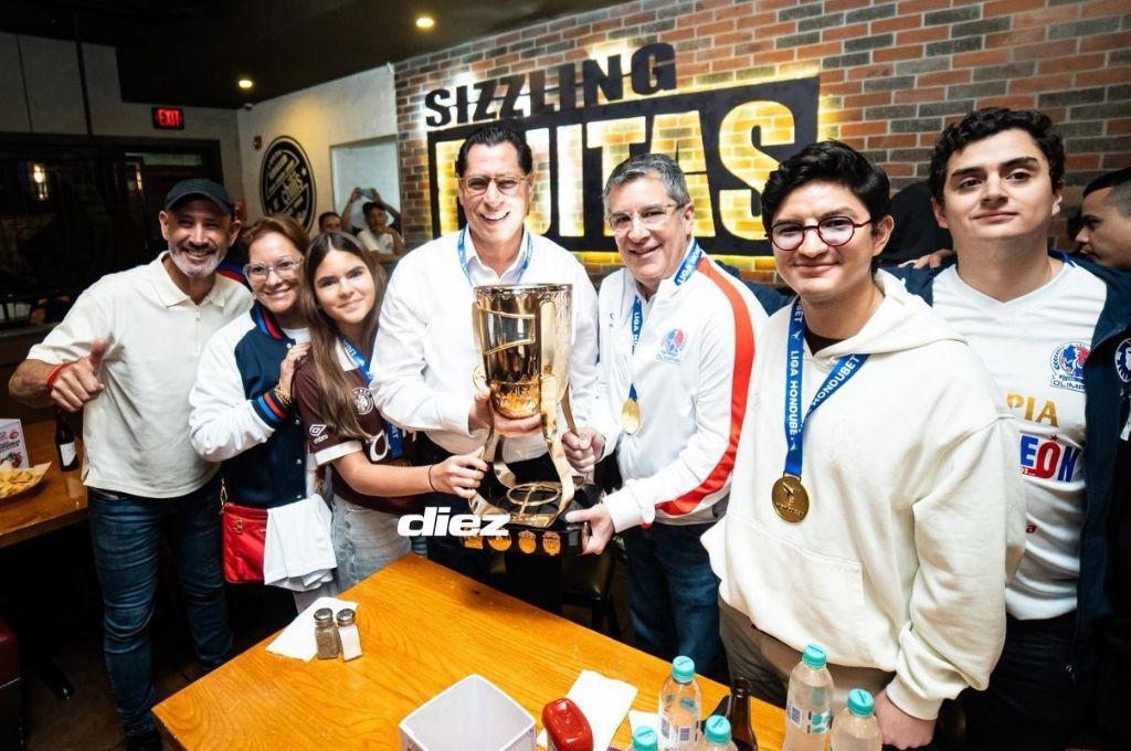 ¡Abrazo de campeón y la figura presente! Así fue la celebración íntima de la directiva y jugadores tras la conquista de la copa 40