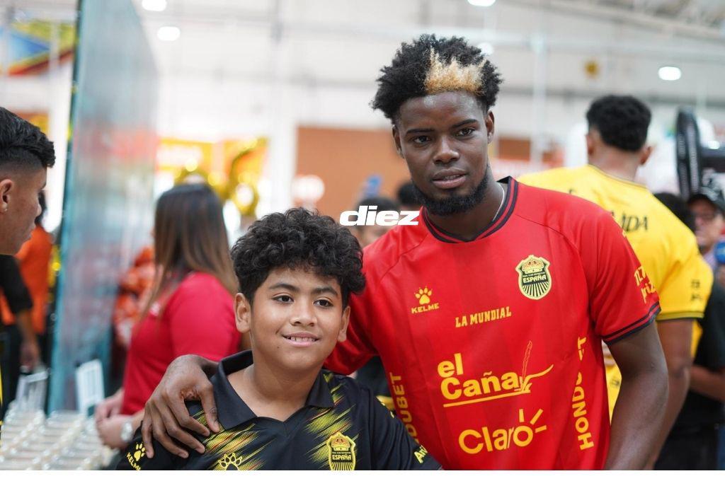 ¡Rodeado de sus leyendas! Real España presentó su nueva indumentaria y celebró a lo grande su aniversario con su afición