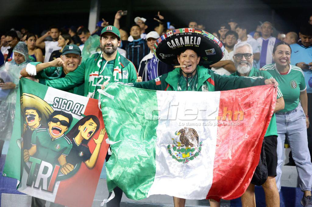 ¡Espectacular! Llenazo en el estadio Morazán por el Honduras-México pese a la lluvia y Rambo de León, presente