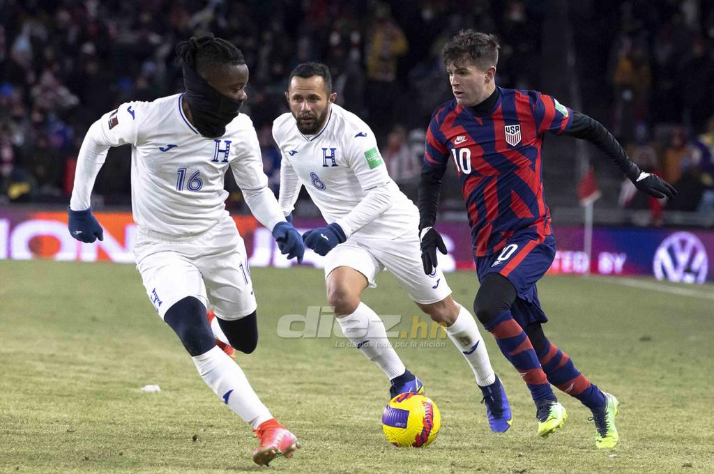 Wisdom Quaye marcando al delantero norteamericano Christian Pulisic.