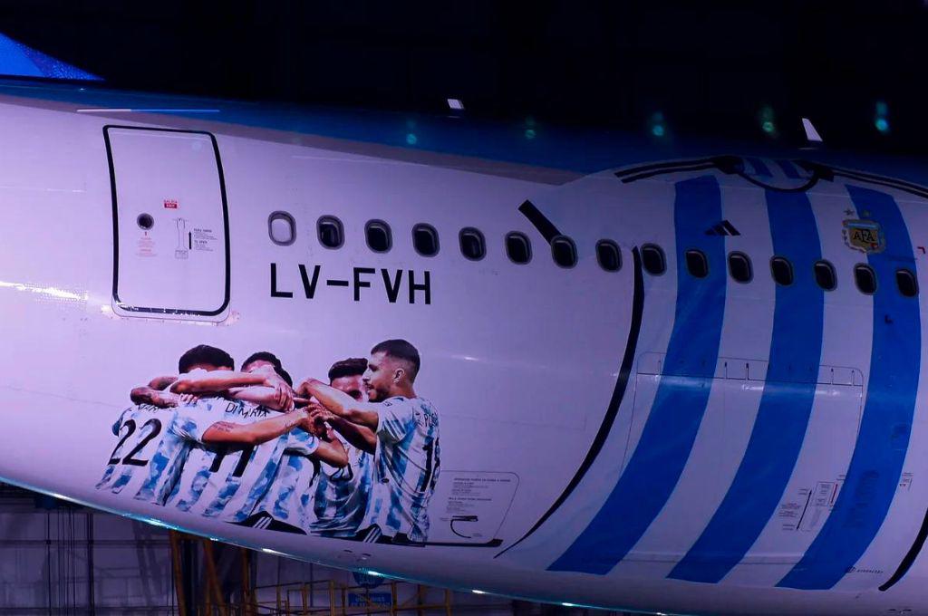 Argentina presentó el avión que llevará a la albiceleste, su familia e hinchas al Mundial de Qatar 2022.