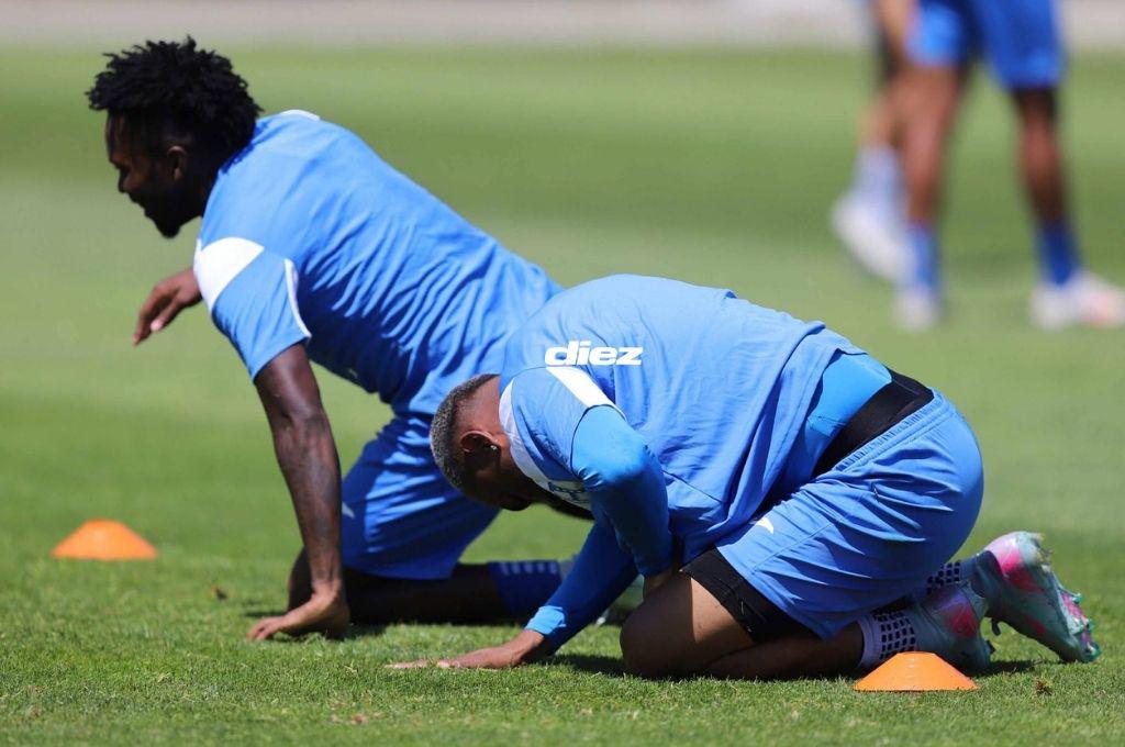 Selección de Honduras recibe visita de lujo, sonrisas y Rueda define su 11 titular; así fue el último entreno previo a enfrentar a México