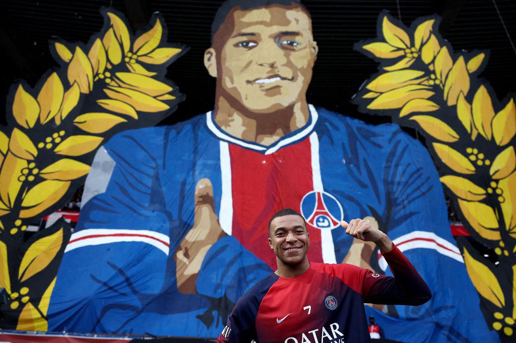 Mbappé y su amargo despido del Parque de los Príncipes: El gran gesto con Keylor, la foto que recorre el mundo y el tifo del PSG