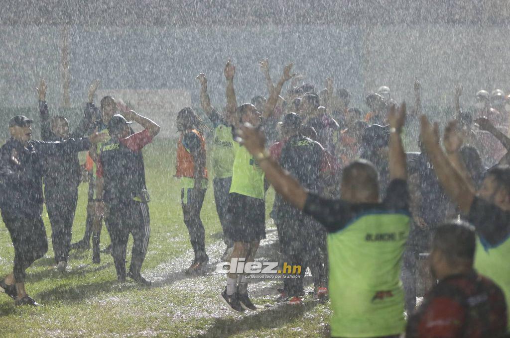 ¡Locura total! Invasión de aficionados y tristeza de Lone: Así celebró el ascenso a Liga Nacional el Olancho FC