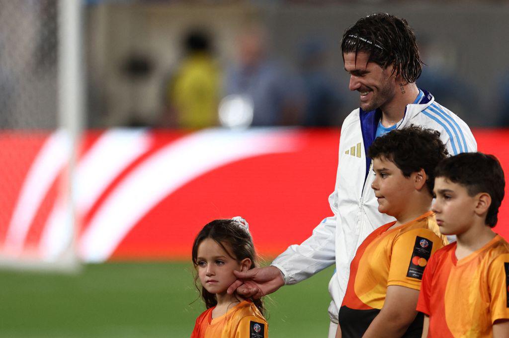 La polémica imagen del VAR en gol de Argentina ante Chile, la bronca de Messi con el árbitro y los masajes que ocupó