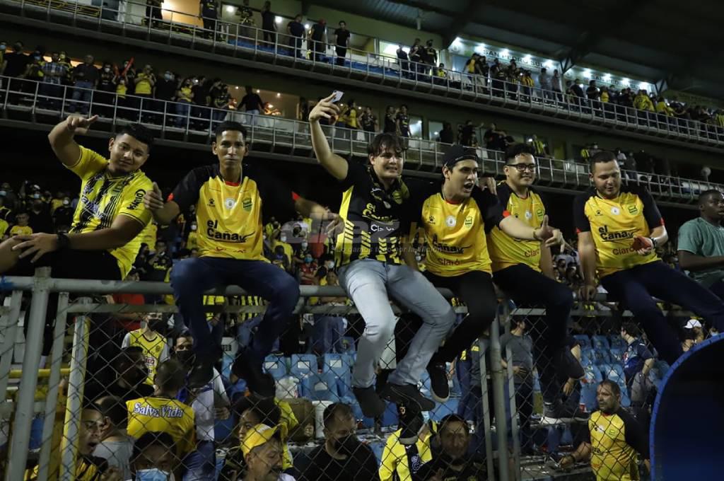 El vibrante festejo del Real España y su afición tras pasar a la final: Rocca le ‘roba’ gorra a aficionado; el Morazán retumbó