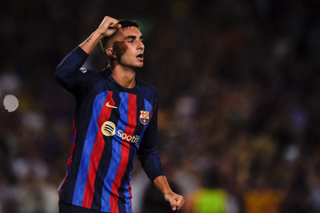 El papelito que recibió Ferran en pleno partido y así fue captada la esposa de Lewandowski en la goleada del Barça en Champions League