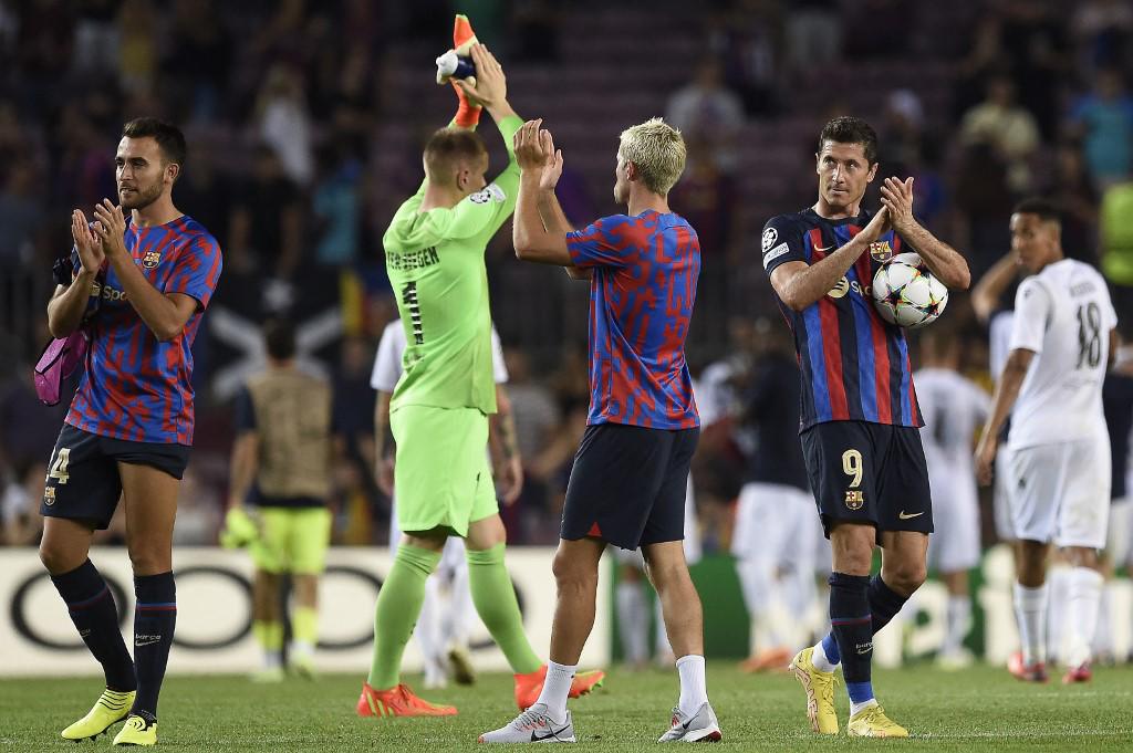 El papelito que recibió Ferran en pleno partido y así fue captada la esposa de Lewandowski en la goleada del Barça en Champions League