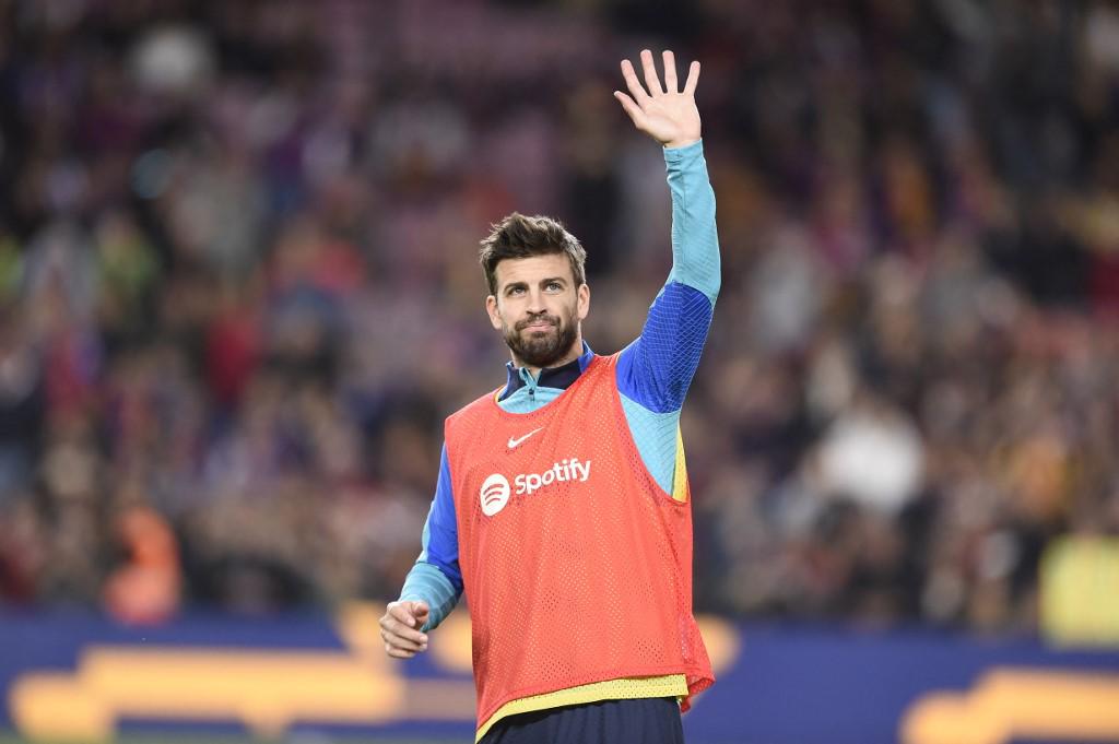 Con sus hijos, entre lágrimas y hasta le llevaron flores: la última noche de Piqué como jugador del Barcelona en el Camp Nou