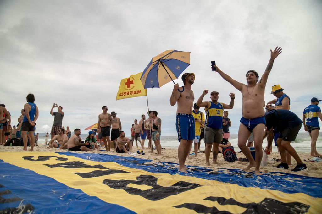 Afición de Boca invadía Copacabana previo a la final de Copa Libertadores... ¡y fueron emboscados por hinchas del Fluminense!