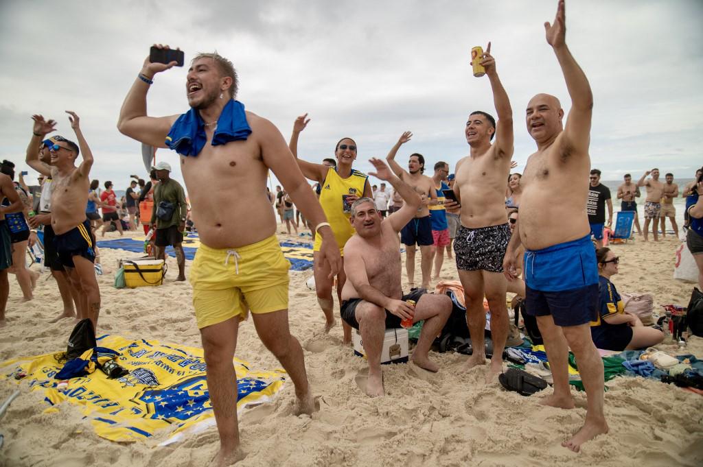 Afición de Boca invadía Copacabana previo a la final de Copa Libertadores... ¡y fueron emboscados por hinchas del Fluminense!