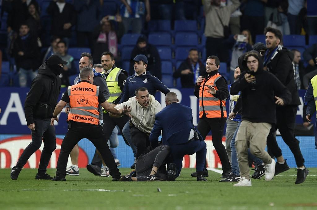 ¡Polémica! Ultras del Espanyol invaden el campo y corren a los jugadores del Barcelona tras quedar campeones de LaLiga