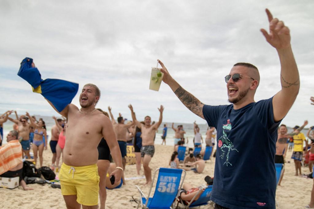 Afición de Boca invadía Copacabana previo a la final de Copa Libertadores... ¡y fueron emboscados por hinchas del Fluminense!