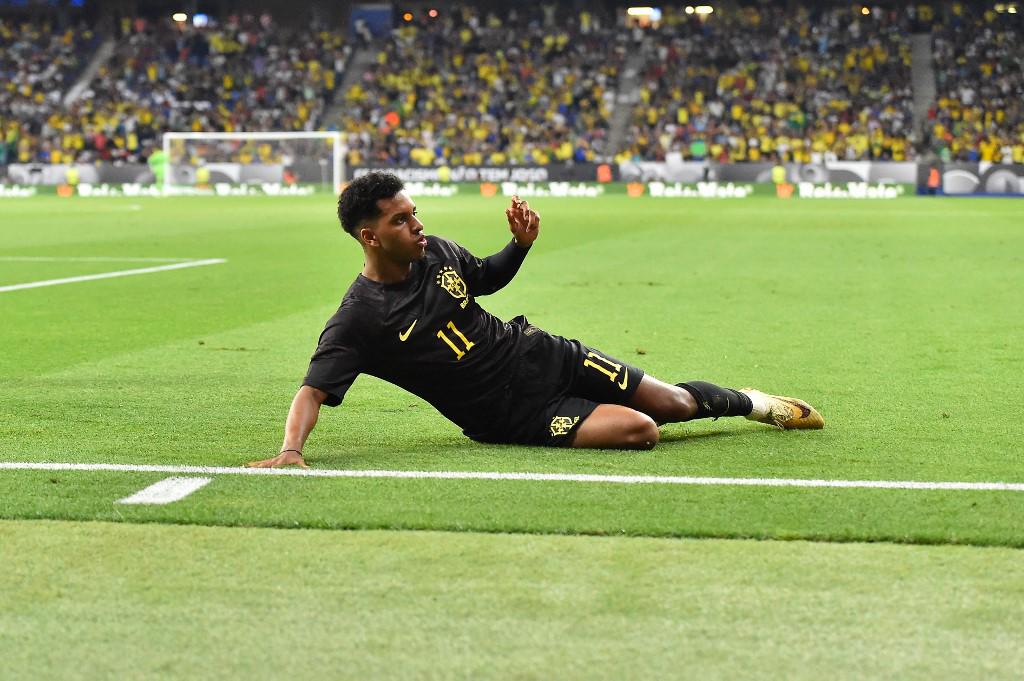 Brasil vistió por primera vez en su historia un uniforme negro y así celebra Rodrygo su tanto.
