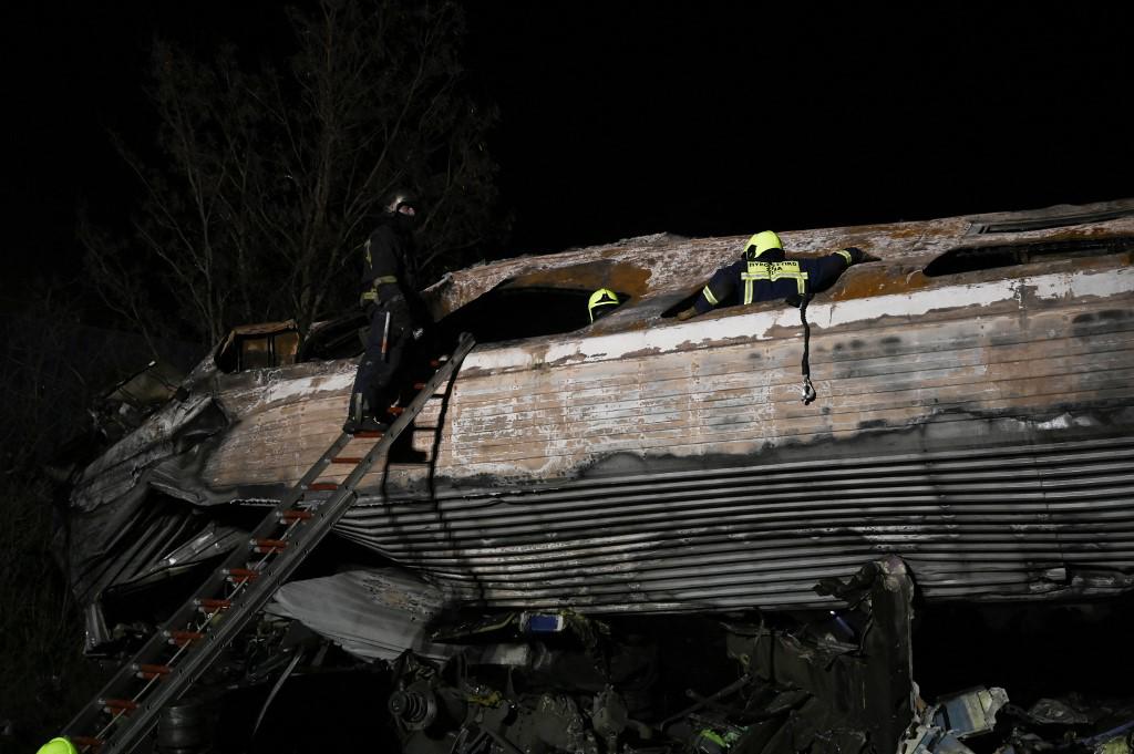 Las fotos del brutal choque de trenes en Grecia: el motivo del accidente y murieron 36 personas
