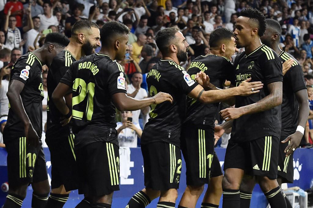 ¡Hasta de tiro libre! Benzema marca dos goles en los últimos minutos para darle el triunfo al Real Madrid sobre el Espanyol