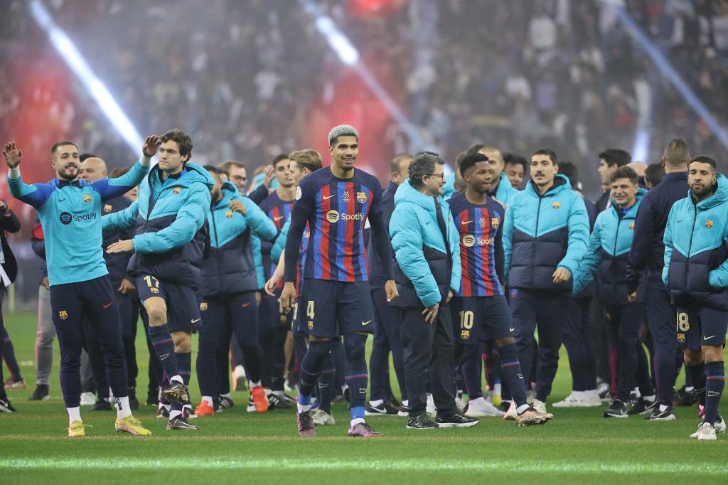 El pasillo a Real Madrid, Modric hundido y la bronca de Vinicius en la Supercopa de España que ganó el Barcelona