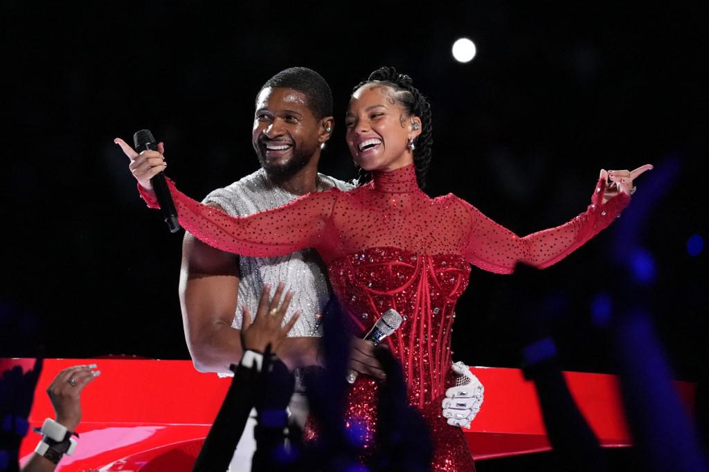 FOTOS: Usher y su espectacular ‘half-time show’ en el Super Bowl; los invitados estrellas y el regalo especial