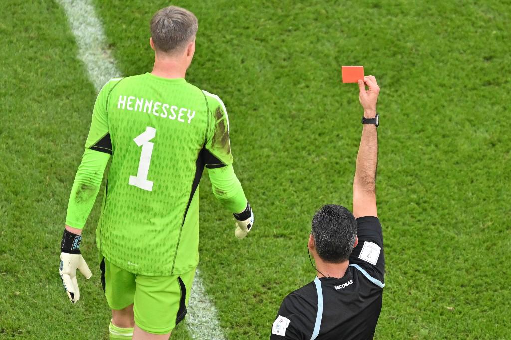 Rodillazo a la cara: así fue la primera expulsión del Mundial, la frustración de Bale y la locura de Irán tras derrotar a Gales