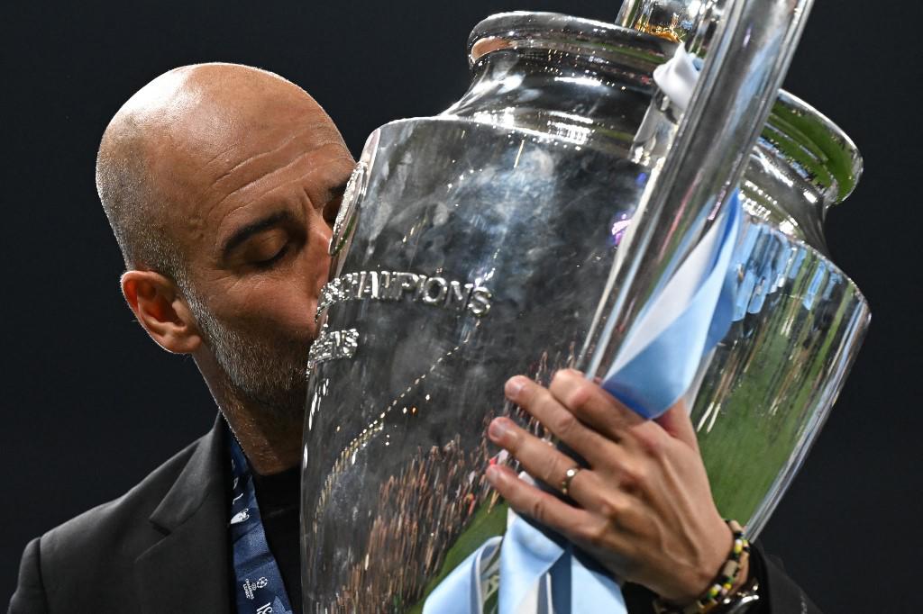 Guardiola besando el título de la Champions League, su gran sueño hecho realidad.