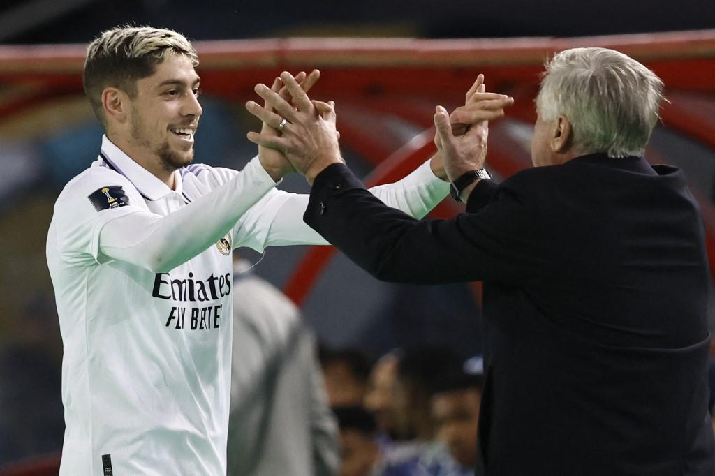 Valverde festejó su tanto con el entrenador Carlo Ancelotti.