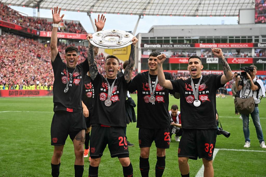 Bayer Leverkusen festeja su primer título de Bundesliga: el beso de Xabi Alonso a su esposa y descontrol en el BayArena