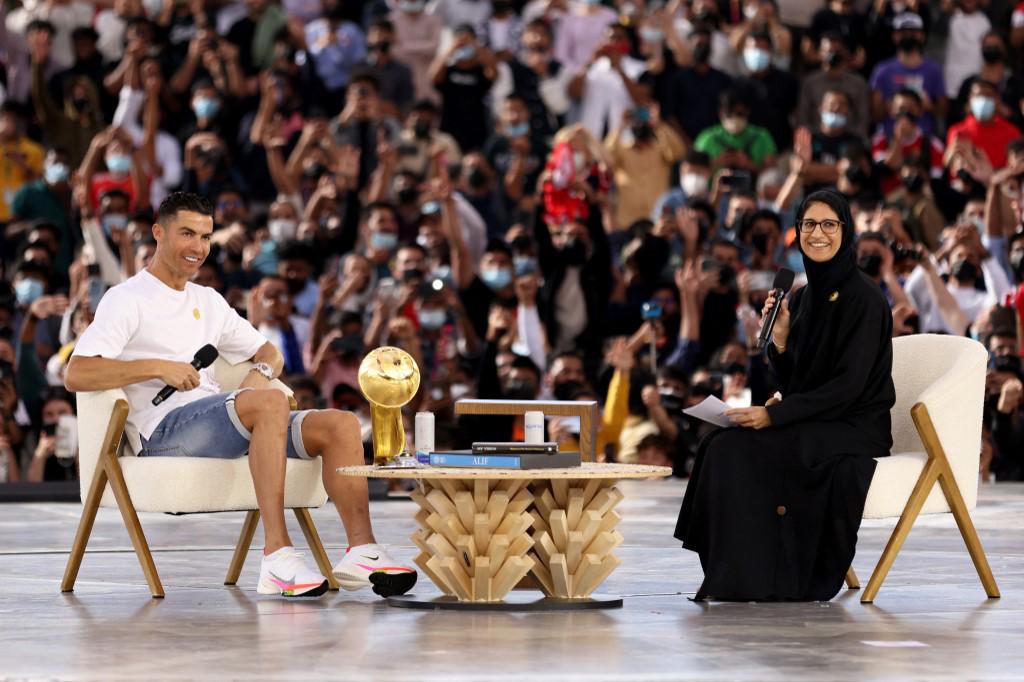 ¡Locura por el Bicho! El premio que recibió Cristiano Ronaldo mientras está de vacaciones en Dubái